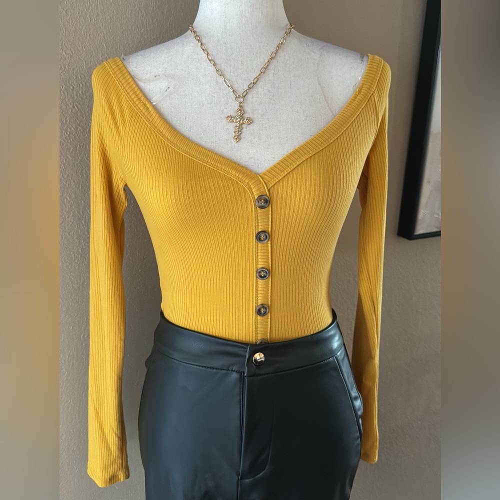 Crop ribbed faux button long sleeve top